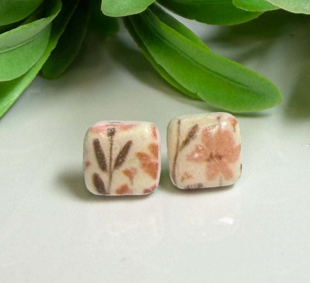 Cream blossom meadow square stud earrings