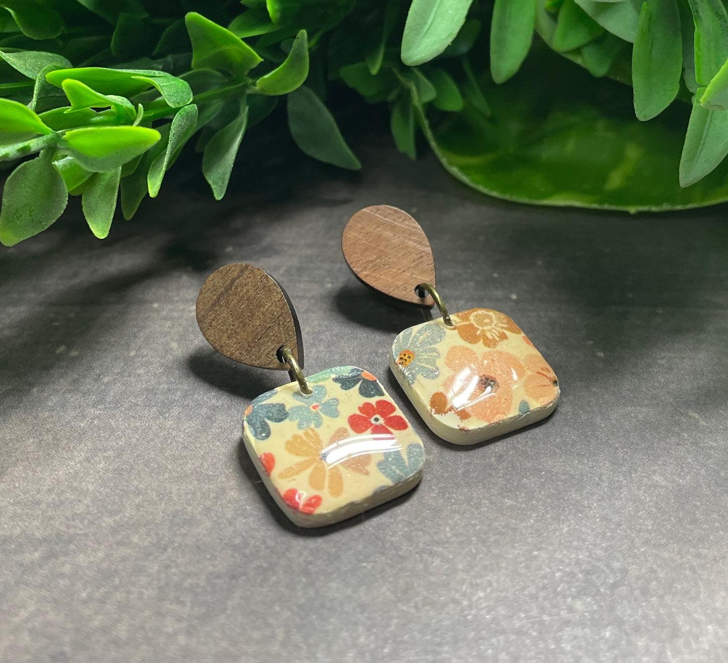 Cream rustic flower earrings